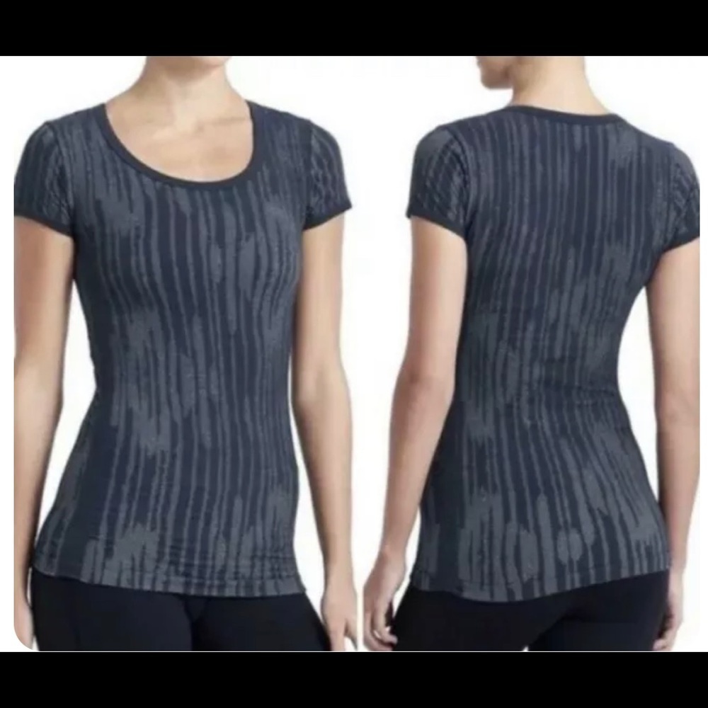Athleta Ikat Pure Tee Shirt Size Small Navy Blue Pattern Short Sleeve Seamless